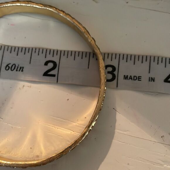 Vintage 8” Avon gold plated textured raised floral pattern bangle bracelet - Picture 9 of 10